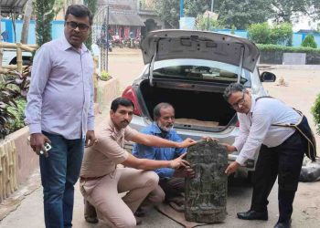 রায়নায় দামোদর থেকে উদ্ধার ১০০০  বছরের প্রাচিন বিষ্ণু মূর্তি