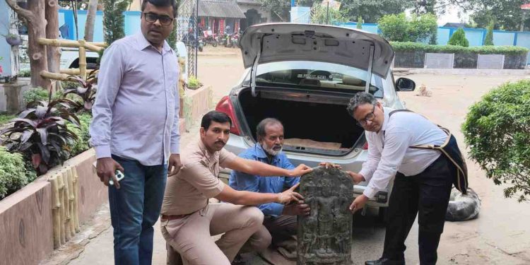 রায়নায় দামোদর থেকে উদ্ধার ১০০০  বছরের প্রাচিন বিষ্ণু মূর্তি