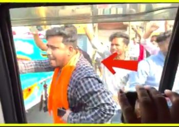 গলায় গেরুয়া উত্তরীয় ঝুলিয়ে সুকান্তকে “গো ব্যাক” শ্লোগান দেওয়ার অভিযোগ উঠল তৃণমূল কর্মীর বিরুদ্ধে 