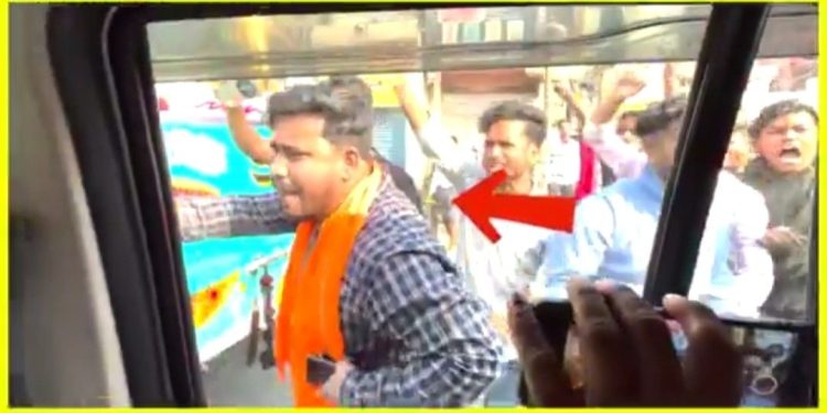 গলায় গেরুয়া উত্তরীয় ঝুলিয়ে সুকান্তকে “গো ব্যাক” শ্লোগান দেওয়ার অভিযোগ উঠল তৃণমূল কর্মীর বিরুদ্ধে 