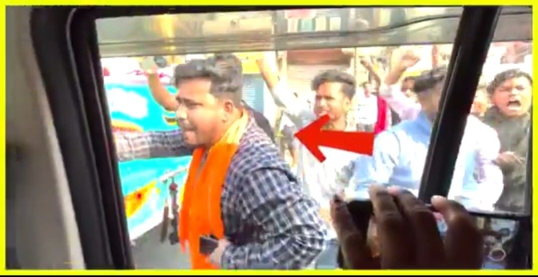 গলায় গেরুয়া উত্তরীয় ঝুলিয়ে সুকান্তকে “গো ব্যাক” শ্লোগান দেওয়ার অভিযোগ উঠল তৃণমূল কর্মীর বিরুদ্ধে 