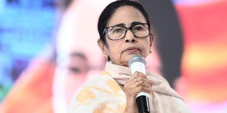 ফের অবৈধ নাগরিকদের “পুশ ব্যাক” ইস্যুতে ভারত সরকারকে আক্রমণের জন্য বাংলাদেশকে সুযোগ করে দিলেন মমতা ব্যানার্জি