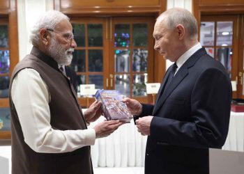 ঘনিষ্ঠ বন্ধু পুতিনকে ভগবদ গীতা উপহার দিলেন প্রধানমন্ত্রী মোদী,  কী বিশেষ বার্তা দিলেন প্রধানমন্ত্রী ? 