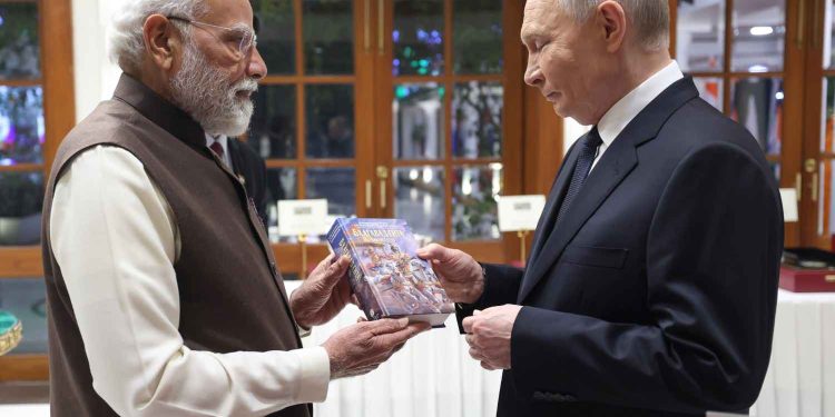 ঘনিষ্ঠ বন্ধু পুতিনকে ভগবদ গীতা উপহার দিলেন প্রধানমন্ত্রী মোদী, কী বিশেষ বার্তা দিলেন প্রধানমন্ত্রী ?