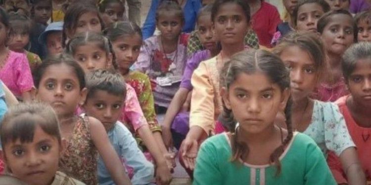 পাকিস্তানের স্কুলে হিন্দু ছাত্রীদের জোর করে কলমা পাঠ করানো হচ্ছে , মুসলিম শিক্ষকরা সনাতন ধর্মকে উপহাস করে বলছে : “লেখাপড়া করতে হলে মুসলিম হতে হবে” 