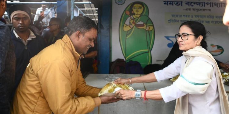 ফের বেকারদের চা-বিস্কুট ফেরি করার পরামর্শ দিলেন মুখ্যমন্ত্রী, এবারে অবশ্য “বউকে দিয়ে ঘুঘনি বানানো” র উপদেশও দিয়েছেন তিনি