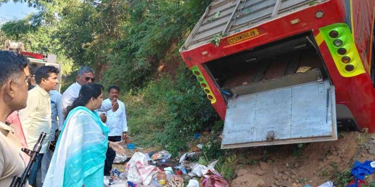 অন্ধ্রপ্রদেশে বাস খাদে পড়ে ৯ তীর্থযাত্রীর মৃত্যু, ২২ জন আহত