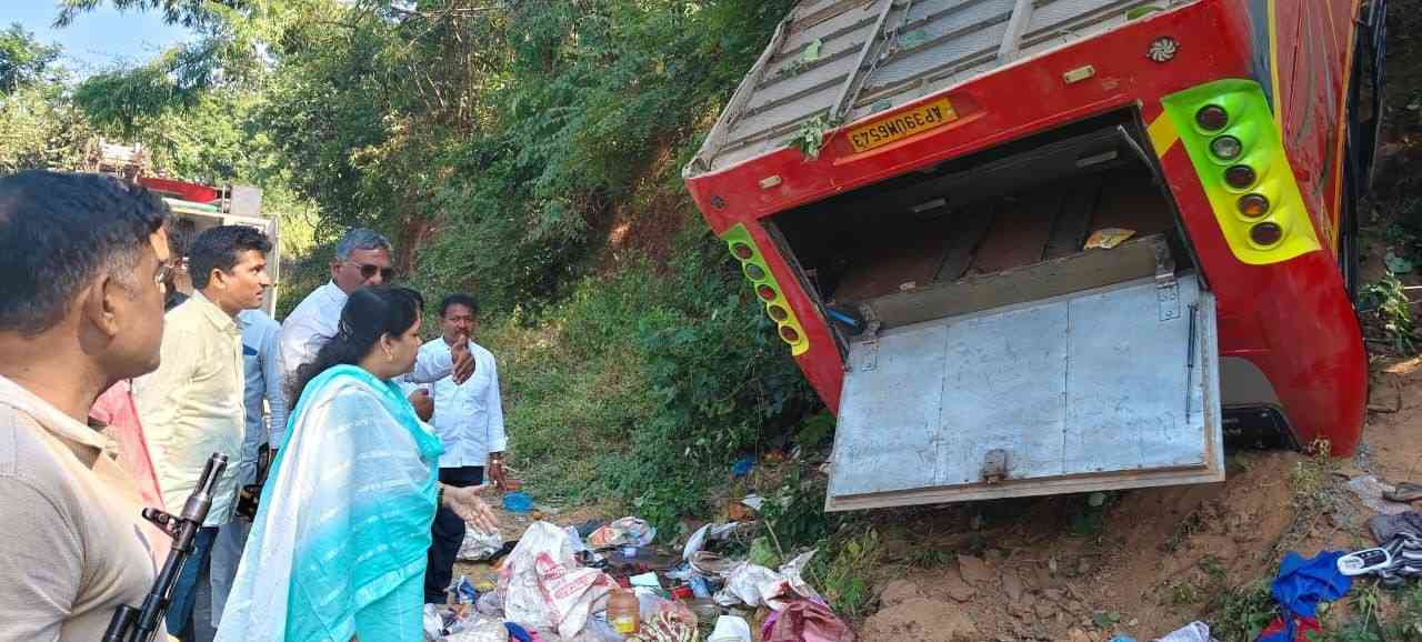 অন্ধ্রপ্রদেশে বাস খাদে পড়ে ৯ তীর্থযাত্রীর মৃত্যু, ২২ জন আহত  