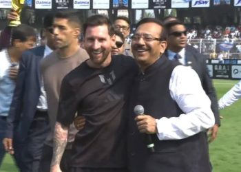 প্রাক্তন ক্রীড়ামন্ত্রী অরূপ বিশ্বাসের আলিঙ্গনে ক্ষুব্ধ হয়েই কি দ্রুত মাঠ ছেড়েছিলেন মেসি ? 