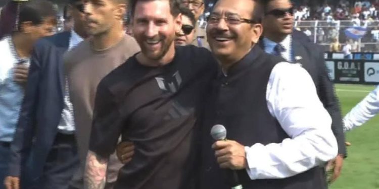 প্রাক্তন ক্রীড়ামন্ত্রী অরূপ বিশ্বাসের আলিঙ্গনে ক্ষুব্ধ হয়েই কি দ্রুত মাঠ ছেড়েছিলেন মেসি ? 