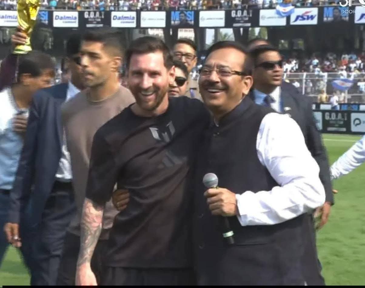 প্রাক্তন ক্রীড়ামন্ত্রী অরূপ বিশ্বাসের আলিঙ্গনে ক্ষুব্ধ হয়েই কি দ্রুত মাঠ ছেড়েছিলেন মেসি ? 