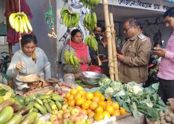 ক্রেতা সেজে এসে শব্জি বিক্রেতা বিধবা প্রৌঢ়ার সমস্ত টাকা নিয়ে চম্পট দিল অচেনা যুবক 