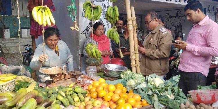 ক্রেতা সেজে এসে শব্জি বিক্রেতা বিধবা প্রৌঢ়ার সমস্ত টাকা নিয়ে চম্পট দিল অচেনা যুবক