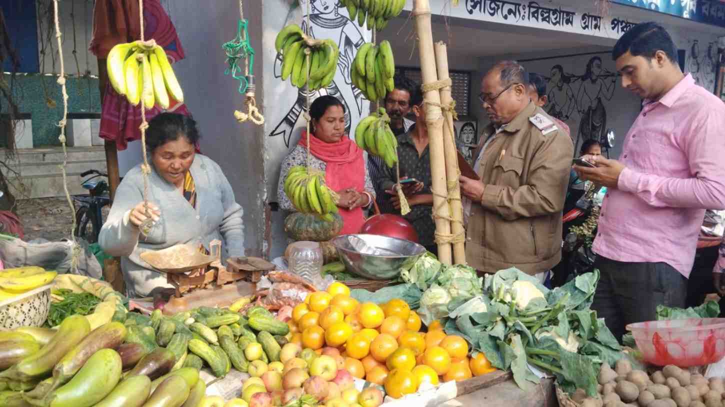 ক্রেতা সেজে এসে শব্জি বিক্রেতা বিধবা প্রৌঢ়ার সমস্ত টাকা নিয়ে চম্পট দিল অচেনা যুবক