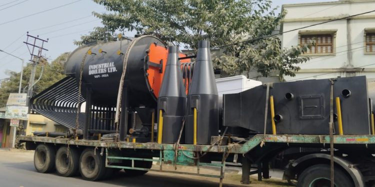 মেশিন বোঝাই কন্টেনারের ধাক্কায় খুঁটি ভেঙে বিদ্যুৎ বিচ্ছিন্ন পূর্ব বর্ধমানের আউশগ্রাম ও মঙ্গলকোটের বিস্তীর্ণ এলাকা