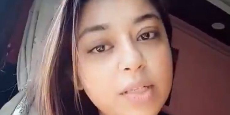 “এরা সংখ্যায় বাড়লে হয়ত আমাদের গান গাওয়াই বন্ধ করে দেবে, সময় থাকতে সতর্ক হন” : ফের এক ‘সেকুলার গান’পন্থীর খপ্পড়ে পরে বার্তা দিলেন মহিলা সঙ্গীত শিল্পী 