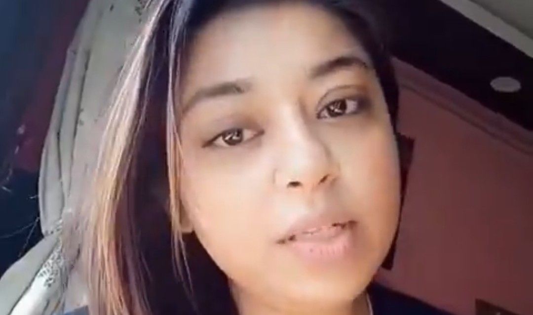 “এরা সংখ্যায় বাড়লে হয়ত আমাদের গান গাওয়াই বন্ধ করে দেবে, সময় থাকতে সতর্ক হন” : ফের এক ‘সেকুলার গান’পন্থীর খপ্পড়ে পরে বার্তা দিলেন মহিলা সঙ্গীত শিল্পী 