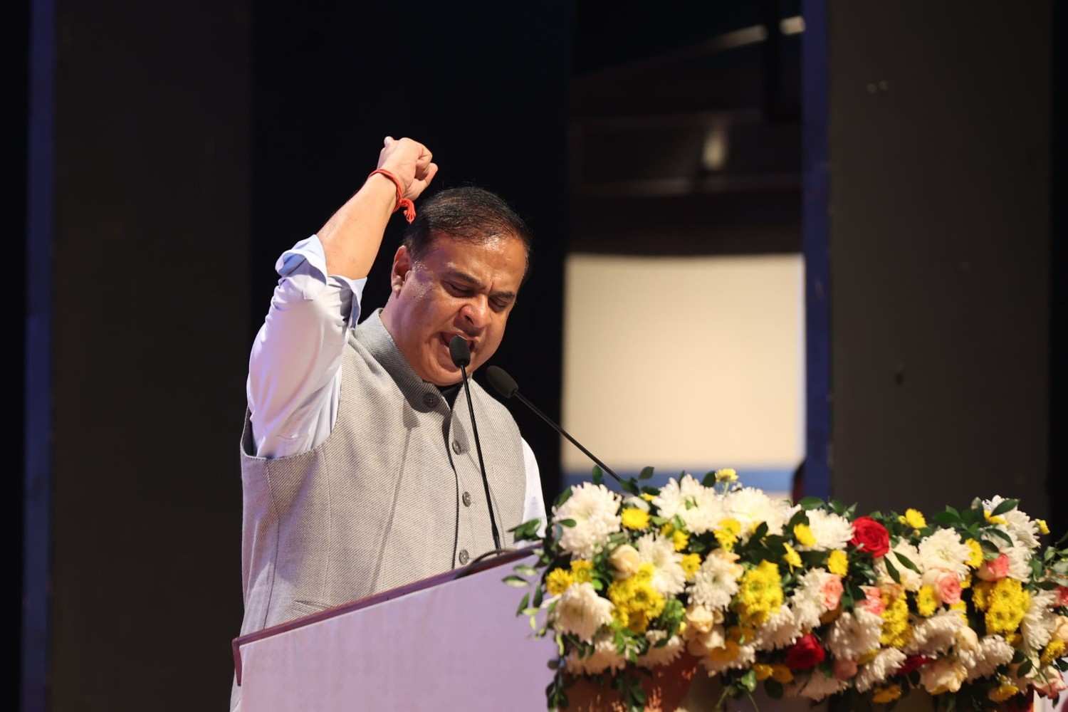 আসামের জনসংখ্যার প্রায় ৪০% বাংলাদেশী মুসলিম ;  এদের আনুগত্য ভারতের প্রতি হবে নাকি বাংলাদেশের প্রতি ? প্রশ্ন তুলেছেন  হিমন্ত বিশ্ব শর্মা