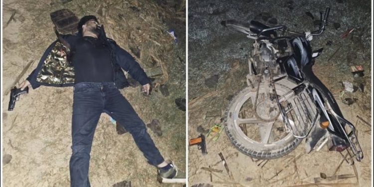 খুনের মামলায় ওয়ান্টেড সিরাজ আহমেদ নামে এক আসামিকে এনকাউন্টারে খতম করে ইউপি পুলিশ বললো : “ভয়ের যাত্রা শেষ” 