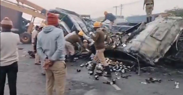 কর্ণাটকের চিত্রদুর্গায় যাত্রীবাহী বাসে আগুন লেগে জীবন্ত দগ্ধ হয়ে ১৭ জনের মৃত্যু