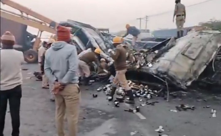 কর্ণাটকের চিত্রদুর্গায় যাত্রীবাহী বাসে আগুন লেগে জীবন্ত দগ্ধ হয়ে ১৭ জনের মৃত্যু