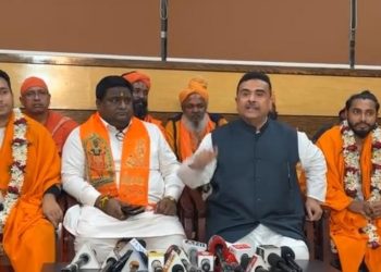 গীতাপাঠে চিকেন প্যাটিস কান্ডে ৩ প্রতিবাদীকে গ্রেপ্তার করায় সিপিএমের আইনজীবী, হিন্দুত্ববাদী আইনজীবীদের বিশাল দল জামিন করান, সুরক্ষার দায়িত্ব নিলেন শুভেন্দু অধিকারী