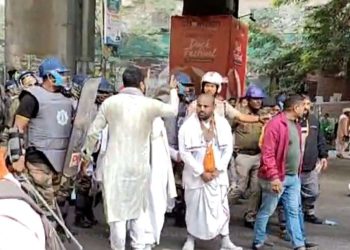 দিপু দাশ হত্যাকাণ্ডের প্রতিবাদে বিক্ষোভ মিছিলের উপর নির্মমভাবে লাঠিচার্জের অভিযোগ কলকাতা পুলিশের বিরুদ্ধে, আহত বেশ কয়েকজন, তীব্র প্রতিবাদ করলেন শুভেন্দু অধিকারী 