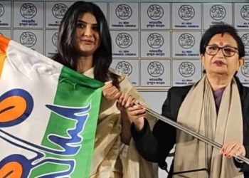 বাংলাদেশে হিন্দু নরসংহার নিয়ে নবাগত পার্নো মিত্রকে প্রতিক্রিয়া দিতে নিষেধ করলেন মন্ত্রী চন্দ্রিমা ভট্টাচার্য ; সাংবাদিককে বললেন : “ও, ওসব নিয়ে বলবে না” 