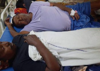 কাটোয়ায় প্রতিমা বিসর্জনের শোভাযাত্রায় তারস্বরে বক্স  বাজানো নিয়ে বচসা থেকে দুই পূজো কমিটির সংঘর্ষ, গুরুতর আহত ২ 