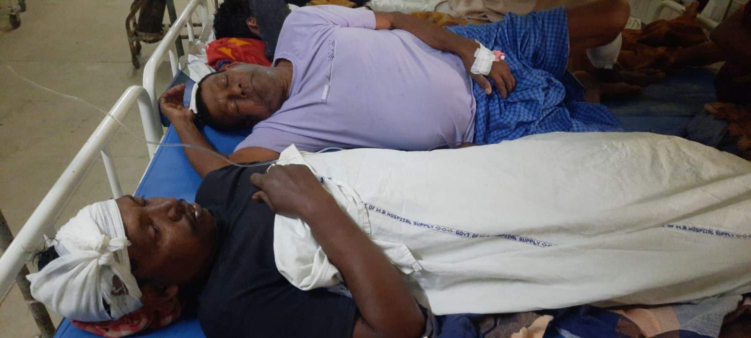 কাটোয়ায় প্রতিমা বিসর্জনের শোভাযাত্রায় তারস্বরে বক্স বাজানো নিয়ে বচসা থেকে দুই পূজো কমিটির সংঘর্ষ, গুরুতর আহত ২