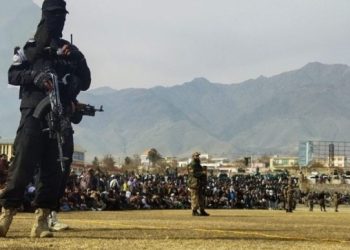 বিবাহ বহির্ভূত সম্পর্ক এবং মদ পরিবহনের অভিযোগে ২ মহিলাসহ ৪ জনকে মাঠে নিয়ে গিয়ে বেদম চাবকে দিলো তালিবানরা