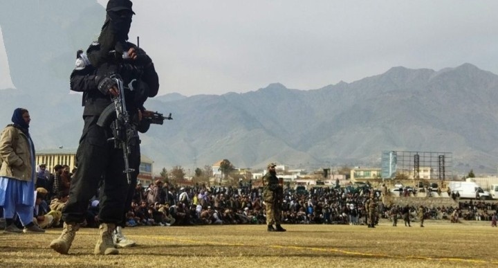 বিবাহ বহির্ভূত সম্পর্ক এবং মদ পরিবহনের অভিযোগে ২ মহিলাসহ ৪ জনকে মাঠে নিয়ে গিয়ে বেদম চাবকে দিলো তালিবানরা