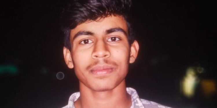 রাজমিস্ত্রির কাজ আর টোটো চালিয়ে ৫ জনের সংসার চালাত কিশোর হাসিদুল শেখ, দুর্ঘটনায় তার মৃত্যুতে অথৈ জলে পড়ে গেছে গোটা পরিবার