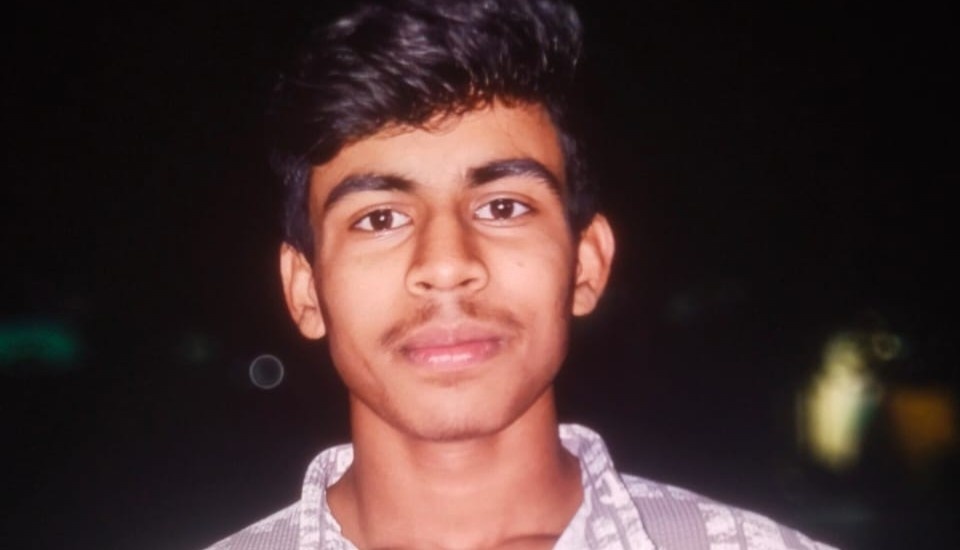 রাজমিস্ত্রির কাজ আর টোটো চালিয়ে ৫ জনের সংসার চালাত কিশোর হাসিদুল শেখ, দুর্ঘটনায় তার মৃত্যুতে অথৈ জলে পড়ে গেছে গোটা পরিবার