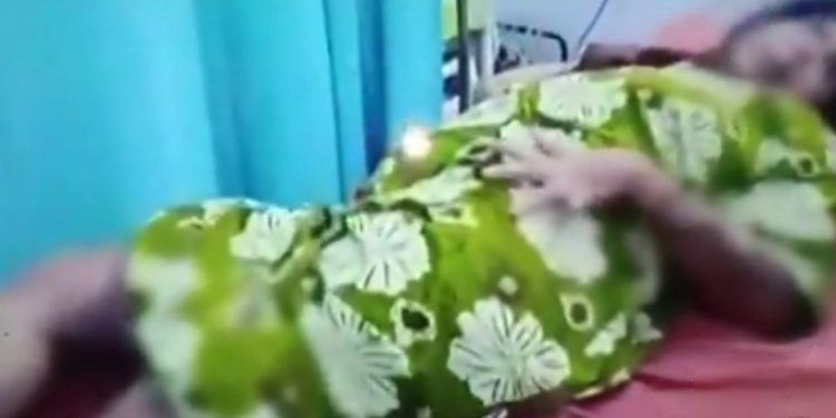 কেরালায় গর্ভবতী সঙ্গিনীকে ঘরে বন্দি রেখে অনাহারে ও ইস্ত্রি দিয়ে পুড়িয়ে মারার চেষ্টার অভিযোগে গ্রেপ্তার শহীদ রহমান নামে যুবক 