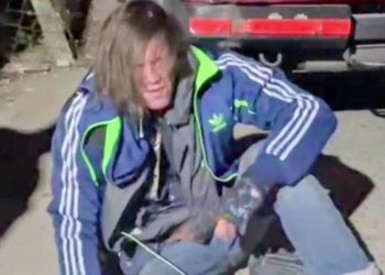 “ভদকা” ভেবে “বাংলা মদ” পান করে বেসামাল ফরাসি যুবক, ওই দীর্ঘকায় যুবককে সামলাতে প্রবল ঠান্ডায় গলদঘর্ম কোচবিহারের পুলিশ 