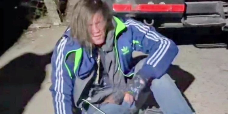 “ভদকা” ভেবে “বাংলা মদ” পান করে বেসামাল ফরাসি যুবক, ওই দীর্ঘকায় যুবককে সামলাতে প্রবল ঠান্ডায় গলদঘর্ম কোচবিহারের পুলিশ