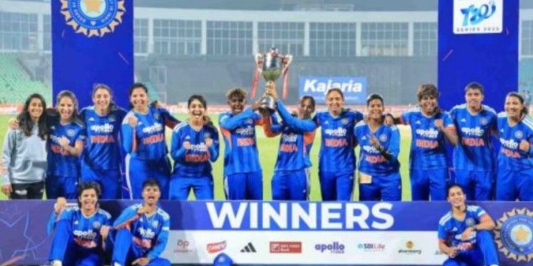 পঞ্চম টি-টোয়েন্টিতে শ্রীলঙ্কাকে ১৫ রানে হারিয়ে সিরিজ জয় করল ভারতীয় মহিলা দল