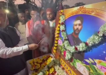 “ওপার বাংলায় দীপু দাসের খুন আর এপার বাংলার উদয়ের খুন এর কোনোও পার্থক্য নেই” : খড়্গপুরে “তৃণমূলের কাউন্সিলরের জিহাদি বাহিনী”র হাতে খুন হওয়া   সিভিক ভলেন্টিয়ারের পরিবারের পাশে দাঁড়ানোর আশ্বাস দিয়ে বললেন শুভেন্দু অধিকারী  