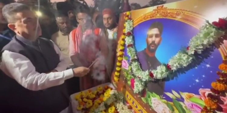 “ওপার বাংলায় দীপু দাসের খুন আর এপার বাংলার উদয়ের খুন এর কোনোও পার্থক্য নেই” : খড়্গপুরে “তৃণমূলের কাউন্সিলরের জিহাদি বাহিনী”র হাতে খুন হওয়া   সিভিক ভলেন্টিয়ারের পরিবারের পাশে দাঁড়ানোর আশ্বাস দিয়ে বললেন শুভেন্দু অধিকারী  