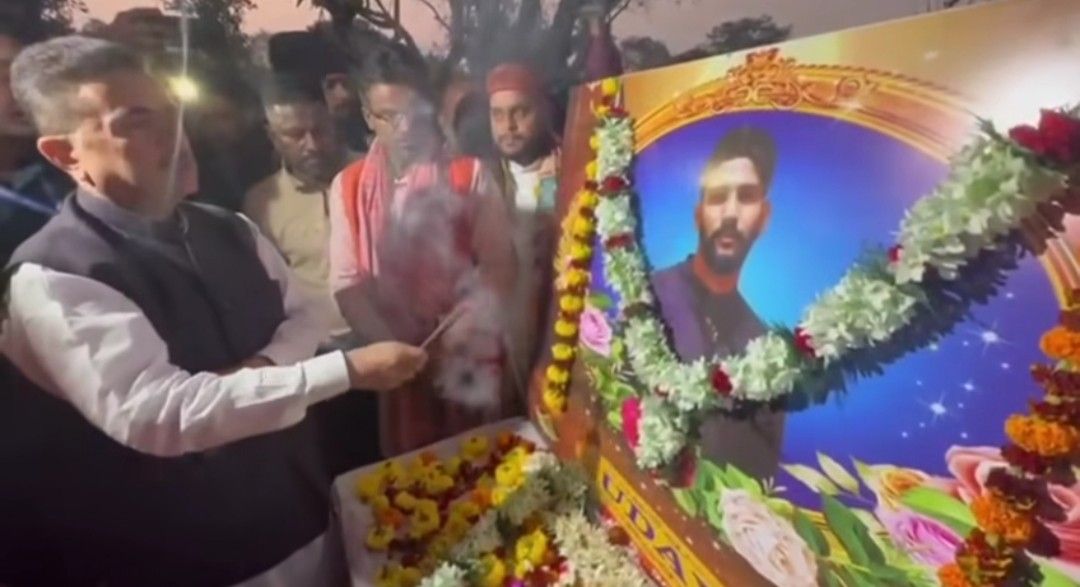 “ওপার বাংলায় দীপু দাসের খুন আর এপার বাংলার উদয়ের খুন এর কোনোও পার্থক্য নেই” : খড়্গপুরে “তৃণমূলের কাউন্সিলরের জিহাদি বাহিনী”র হাতে খুন হওয়া সিভিক ভলেন্টিয়ারের পরিবারের পাশে দাঁড়ানোর আশ্বাস দিয়ে বললেন শুভেন্দু অধিকারী