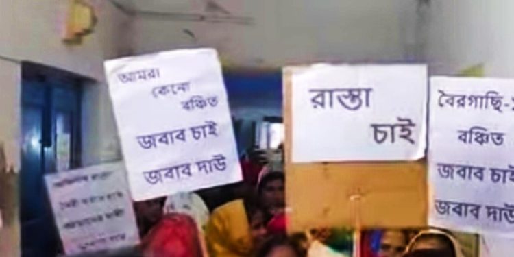“পথশ্রী” প্রকল্পে বোর্ড টাঙানো হলেও অধরা রাস্তা, গাজোল বিডিও অফিসে গ্রামবাসীদের তুমুল বিক্ষোভ