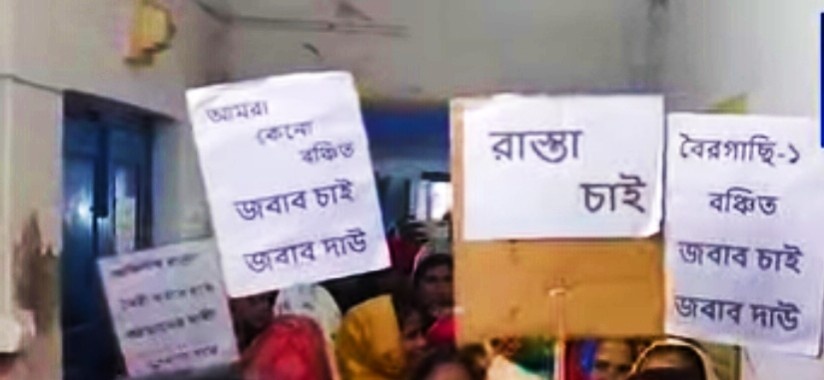 “পথশ্রী” প্রকল্পে বোর্ড টাঙানো হলেও অধরা রাস্তা, গাজোল বিডিও অফিসে গ্রামবাসীদের তুমুল বিক্ষোভ  