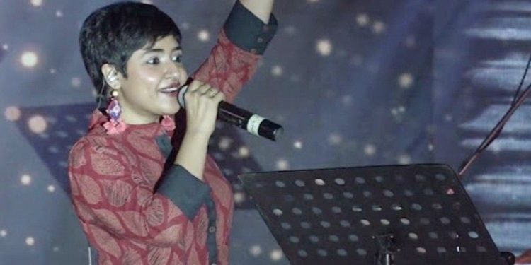 অনুষ্ঠানে “সেকুলার গান” না গেয়ে “জাগো মা” গান গাওয়ার অপরাধে শিল্পী লগ্নজিতা চক্রবর্তীকে হেনস্থার অভিযোগ, গ্রেপ্তার স্কুলের মালিক মেহবুব মল্লিক ; তরুনজ্যোতি তিওয়ারি বলেছেন :  “এখনো অনেকে ঘুমিয়ে আছেন… চিরনিদ্রায়…একটু জাগুন” 