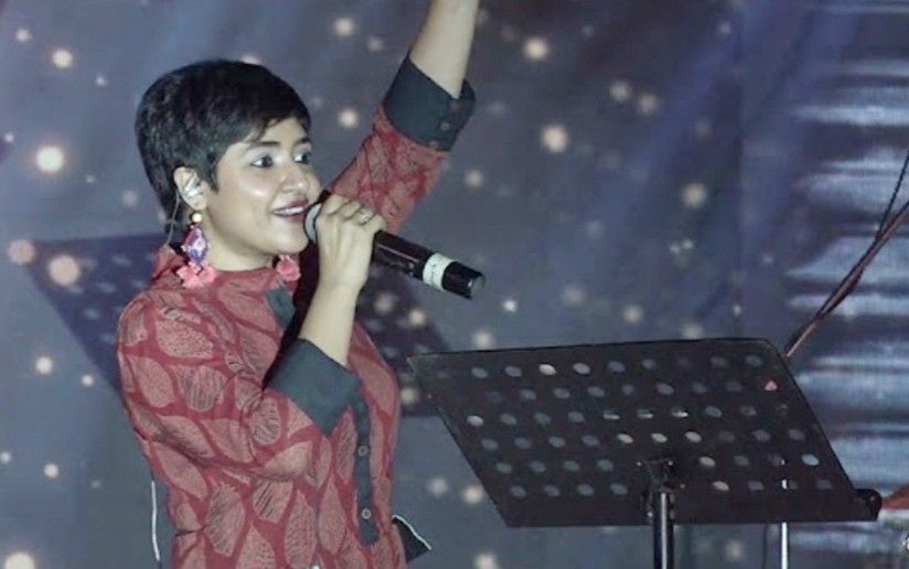 অনুষ্ঠানে “সেকুলার গান” না গেয়ে “জাগো মা” গান গাওয়ার অপরাধে শিল্পী লগ্নজিতা চক্রবর্তীকে হেনস্থার অভিযোগ, গ্রেপ্তার স্কুলের মালিক মেহবুব মল্লিক ; তরুনজ্যোতি তিওয়ারি বলেছেন :  “এখনো অনেকে ঘুমিয়ে আছেন… চিরনিদ্রায়…একটু জাগুন” 