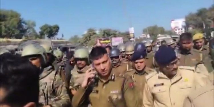 জয়পুরের চৌমুতে মসজিদের বাইরে ৪৫ বছর ধরে পড়ে থাকা পাথরের স্তুপ সরাতে যাওয়া পুলিশের উপর হামলা চালালো মুসলিম জনতা, আহত ৬ পুলিশ কর্মী  