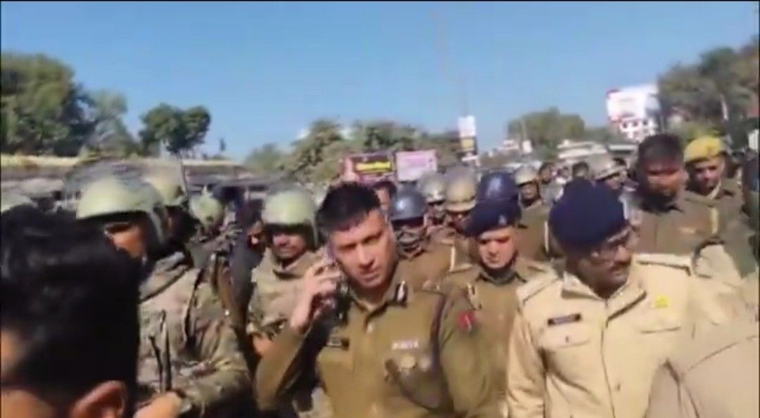 জয়পুরের চৌমুতে মসজিদের বাইরে ৪৫ বছর ধরে পড়ে থাকা পাথরের স্তুপ সরাতে যাওয়া পুলিশের উপর হামলা চালালো মুসলিম জনতা, আহত ৬ পুলিশ কর্মী  