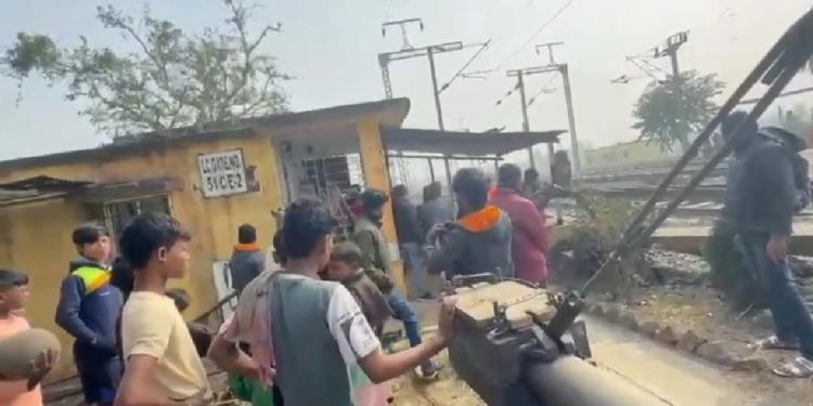 “জয় শ্রীরাম” নিয়ে ফের হুলুস্থুল কান্ড বেধে গেল এরাজ্যে, পূর্ব বর্ধমানের জামালপুরের ৫ শিমুল রেল গেটে তুমুল বিক্ষোভ 