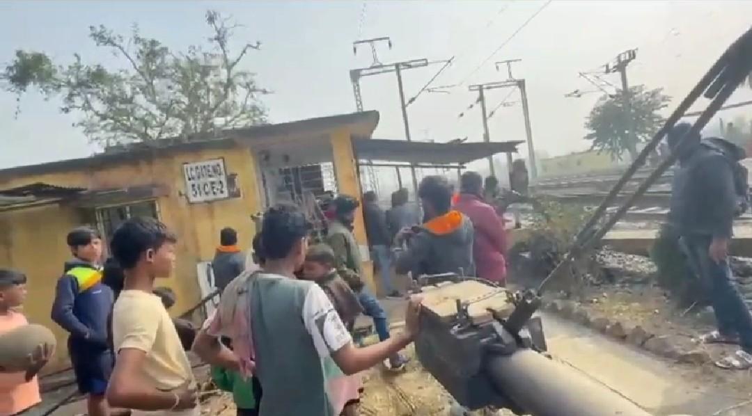 “জয় শ্রীরাম” নিয়ে ফের হুলুস্থুল কান্ড বেধে গেল এরাজ্যে, পূর্ব বর্ধমানের জামালপুরের ৫ শিমুল রেল গেটে তুমুল বিক্ষোভ 