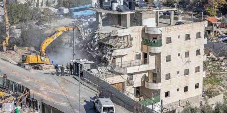 জেরুজালেমে রাতারাতি শতাধিক  ফিলিস্তিনির আবাসস্থল ভেঙে গুঁড়িয়ে দিল ইসরায়েল 